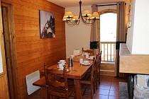 Chalet Selaou - woonkamer met balkon en eettafel